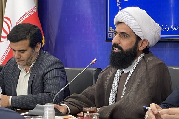 مسیولان برای کاهش مشکلات معیشت مردم تلاش کنند