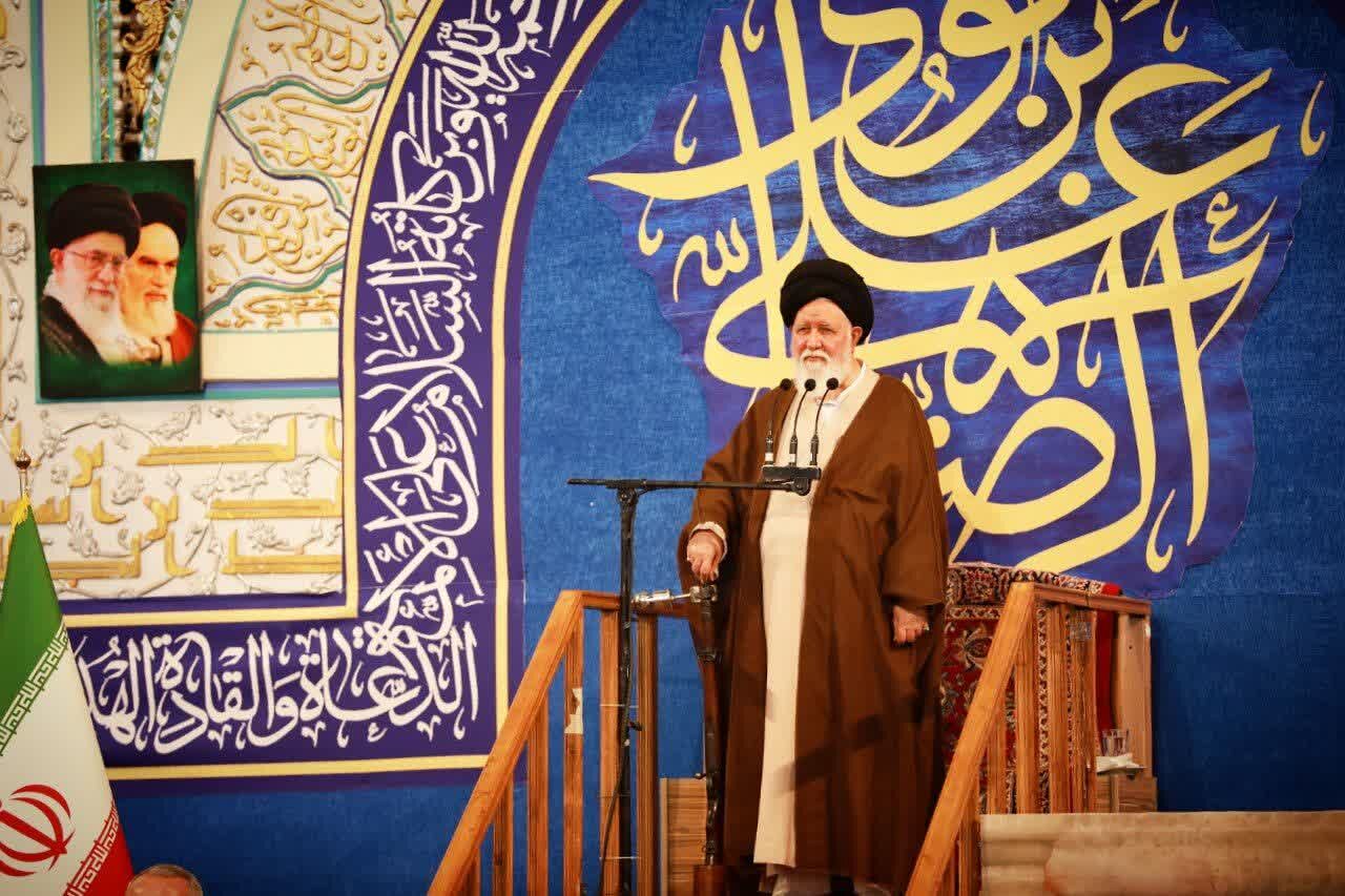 امام جمعه مشهد: دولت باید جدی‌تر به موضوع معیشت مردم توجه کند