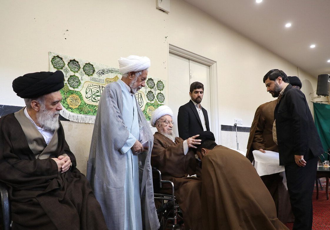 مراسم عمامه‌گذاری طلاب با حضور آیت الله مکارم شیرازی در قم برگزار شد
