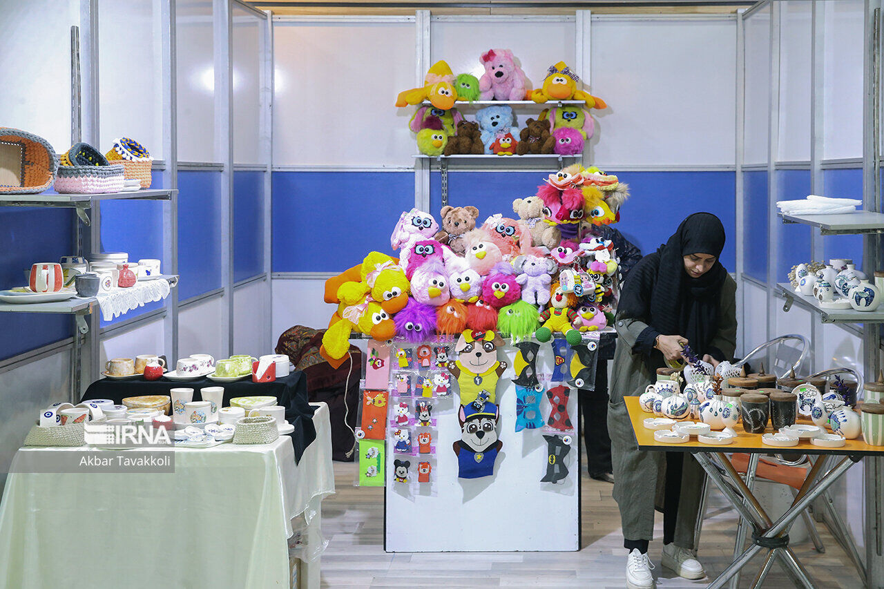 نمایشگاه توانمندی و مشاغل خانگی ۴۰۰ بانوی خراسان‌شمالی در بجنورد افتتاح شد
