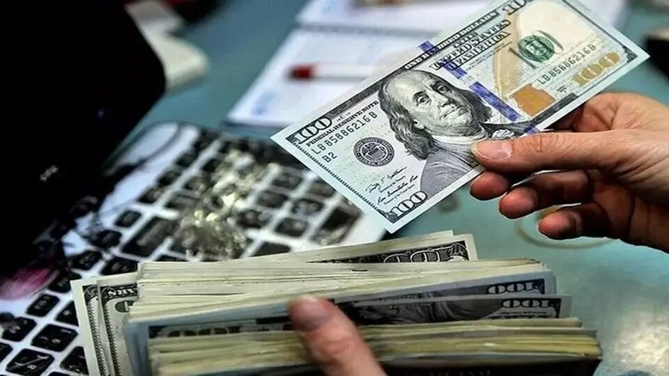 سیگنال جدید همتی به بازار ارز/ در برابر نوسانات غیرعادی بازار تماشاگر نیستیم/ با قدرت در بازار ارز مداخله می‌کنیم