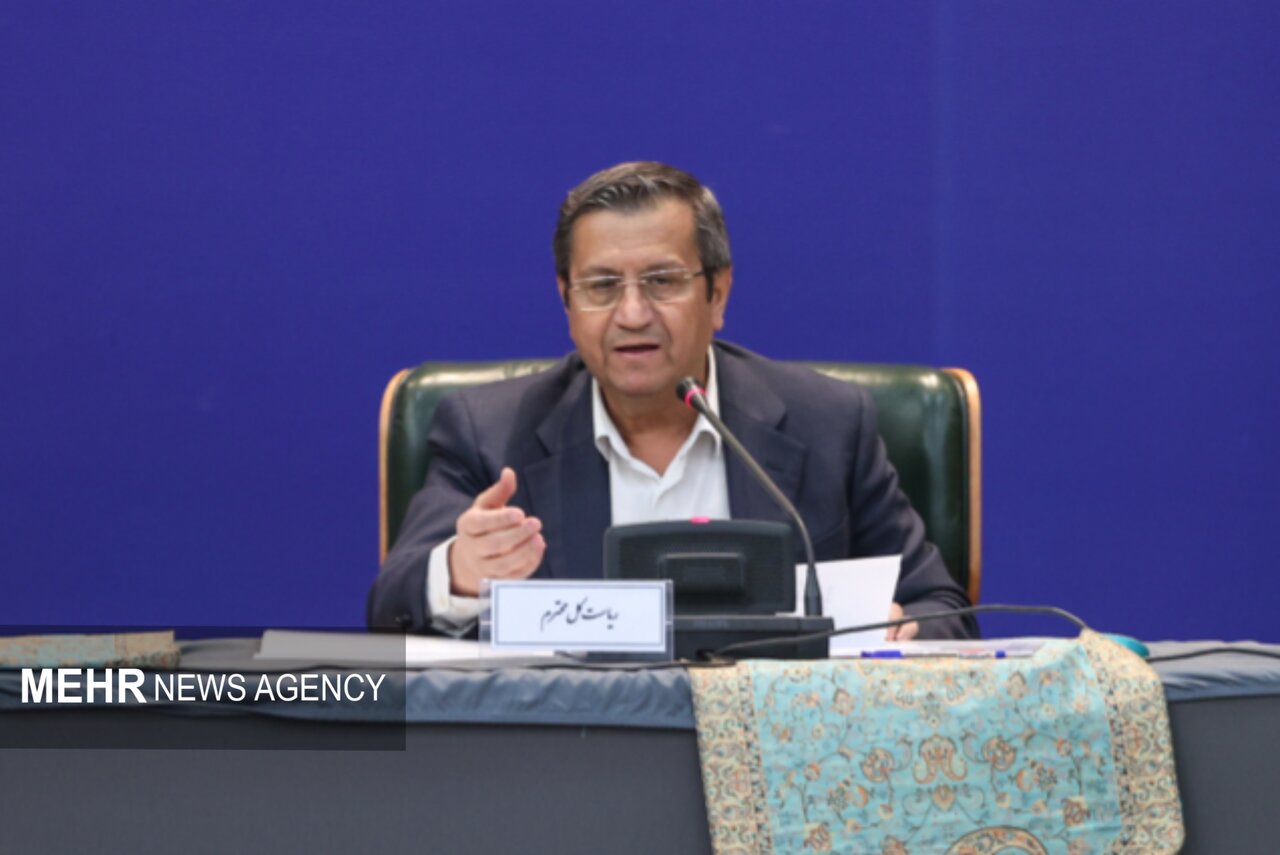 همتی: بانک مرکزی تماشاگر نوسانات غیرعادی بازار ارز نیست