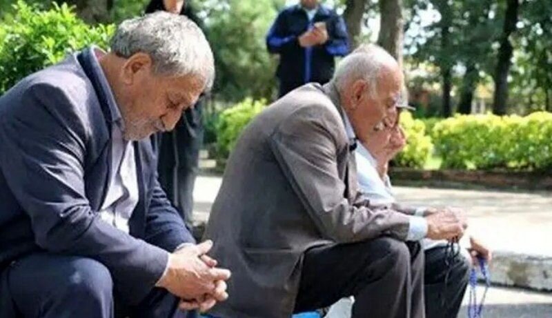 معوقه فروردین این گروه از بازنشستگان پرداخت نشد/ یازنشستگان: چرا پرداخت‌ها این‌قدر با تاخیر و نامرتب است؟!