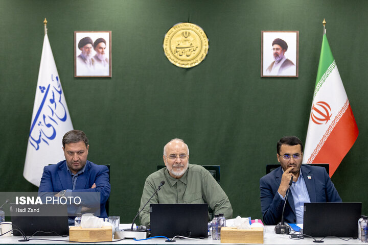 قالیباف در پاسخ به اظهارات قوامی: قالیباف: من مدافع طرح نفوذ هستم اما نمی شود کشور را قفل کنیم و بگوییم همه از ما اجازه بگیرند