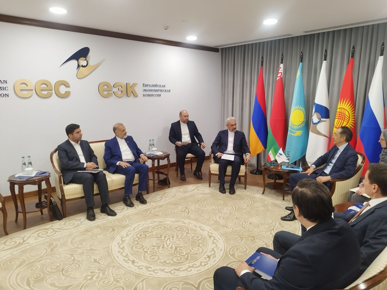 رهاورد مذاکرات وزیر اقتصاد با اتحادیه اوراسیا/ پیشنهاد تعیین ارز مبنا در مبادلات
