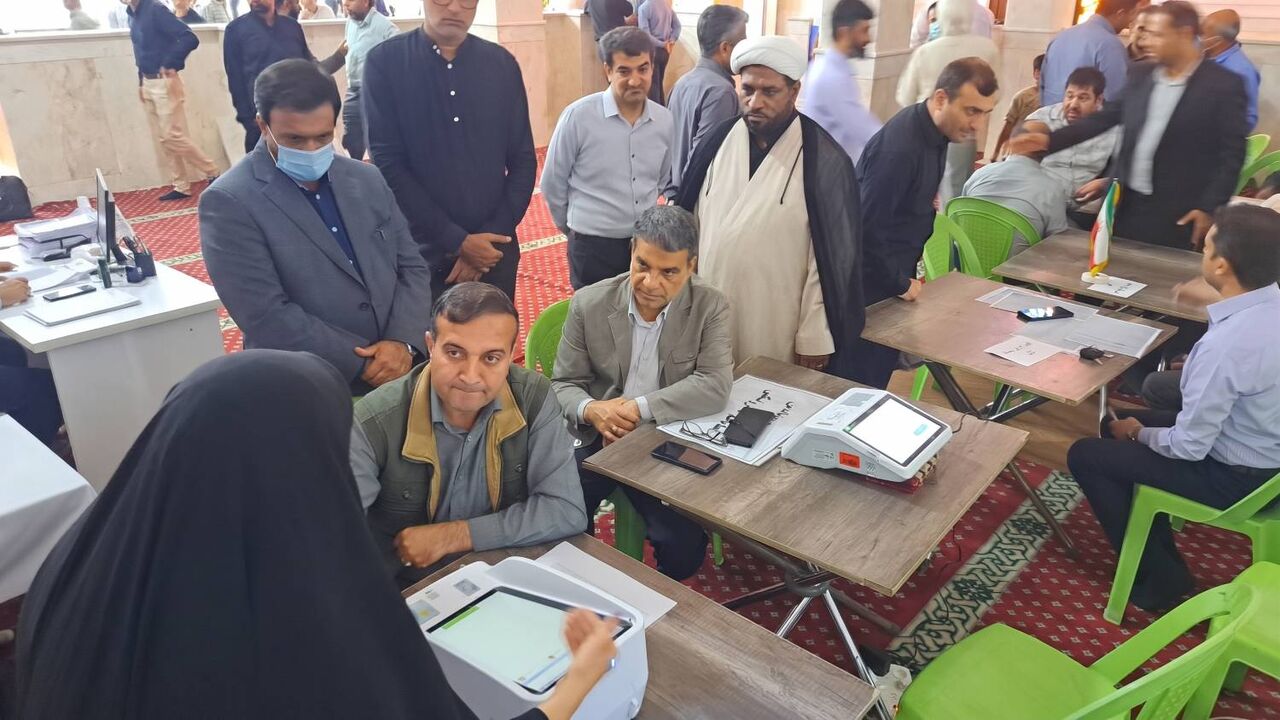 طرح نمادین انتخابات تمام‌الکترونیک شوراهای اسلامی شهر و روستا در بندرعباس برگزار شد