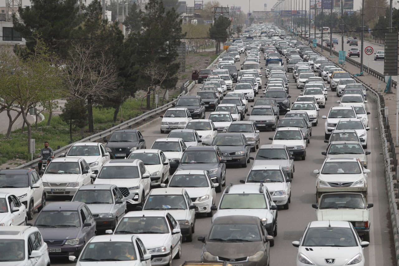 ترافیک نیمه‌سنگین در ۳ محور منتهی به تهران/بارش باران در جاده‌های گیلان