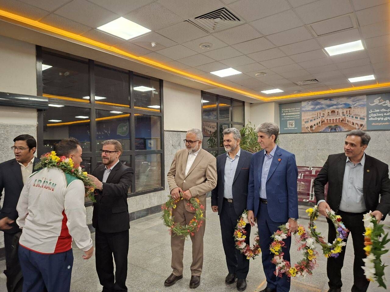 استقبال از ۵ مدال‌آور پارادوومیدانی در فرودگاه کرمانشاه